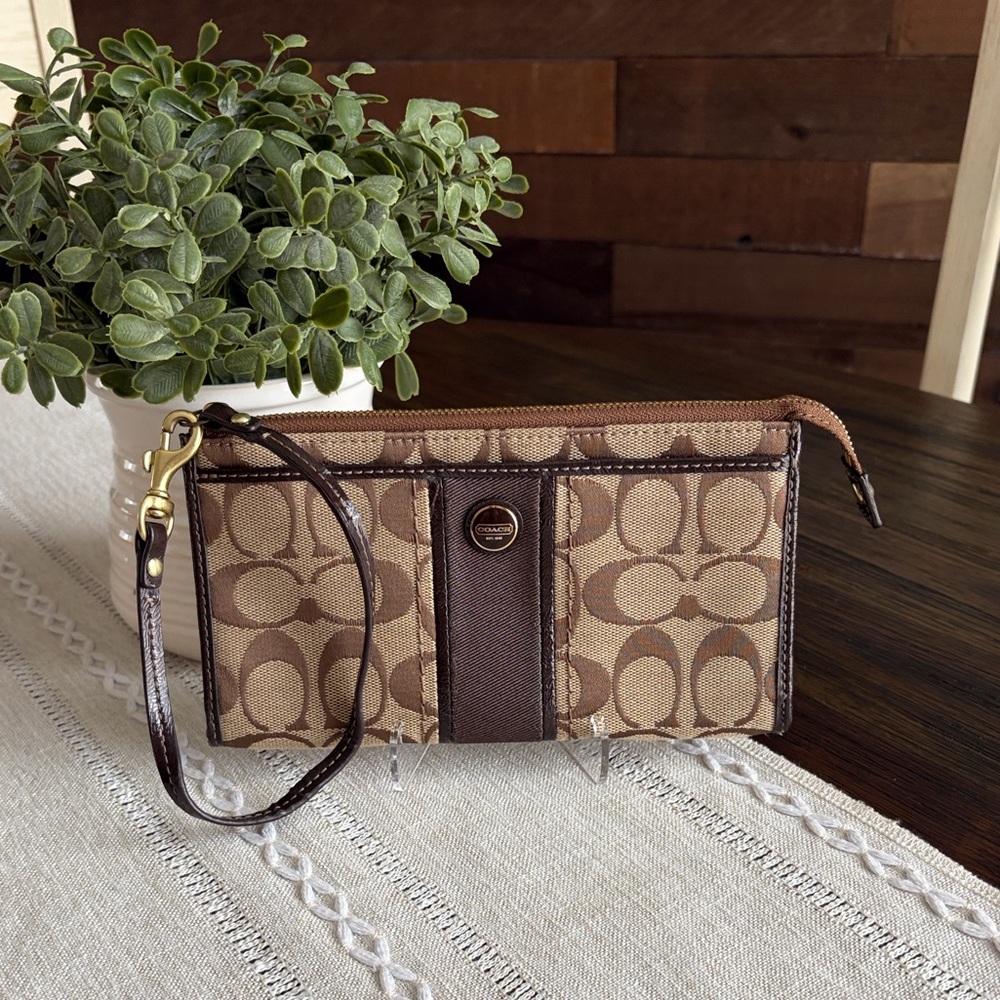Coach Signature strip Zippy Wallet/Wristlet NEVER USED!